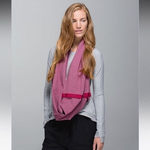 lululemon Vinyasa infinity Scarf *Rulu Stripe Heathered Bordeaux Berry like new
